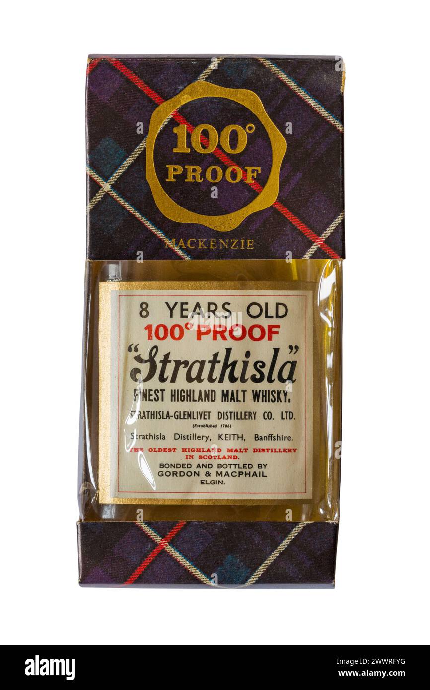 Alte Miniaturflasche Mackenzie 8 Jahre alter 100° Beweis Strathisla Finest Highland Malt Whisky in Schottenbox isoliert auf weißem Hintergrund Stockfoto