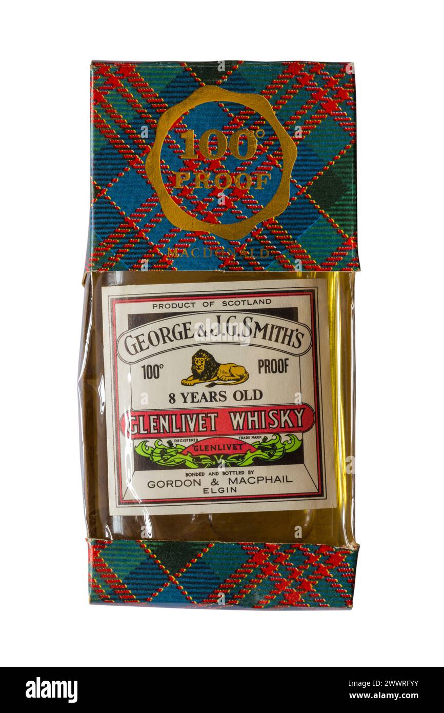 Alte Miniaturflasche von George & J.G.Smiths 8 Jahre alt 100° Proof Glenlivet Whisky Produkt aus Schottland in Schottenbox isoliert auf weißem Hintergrund Stockfoto