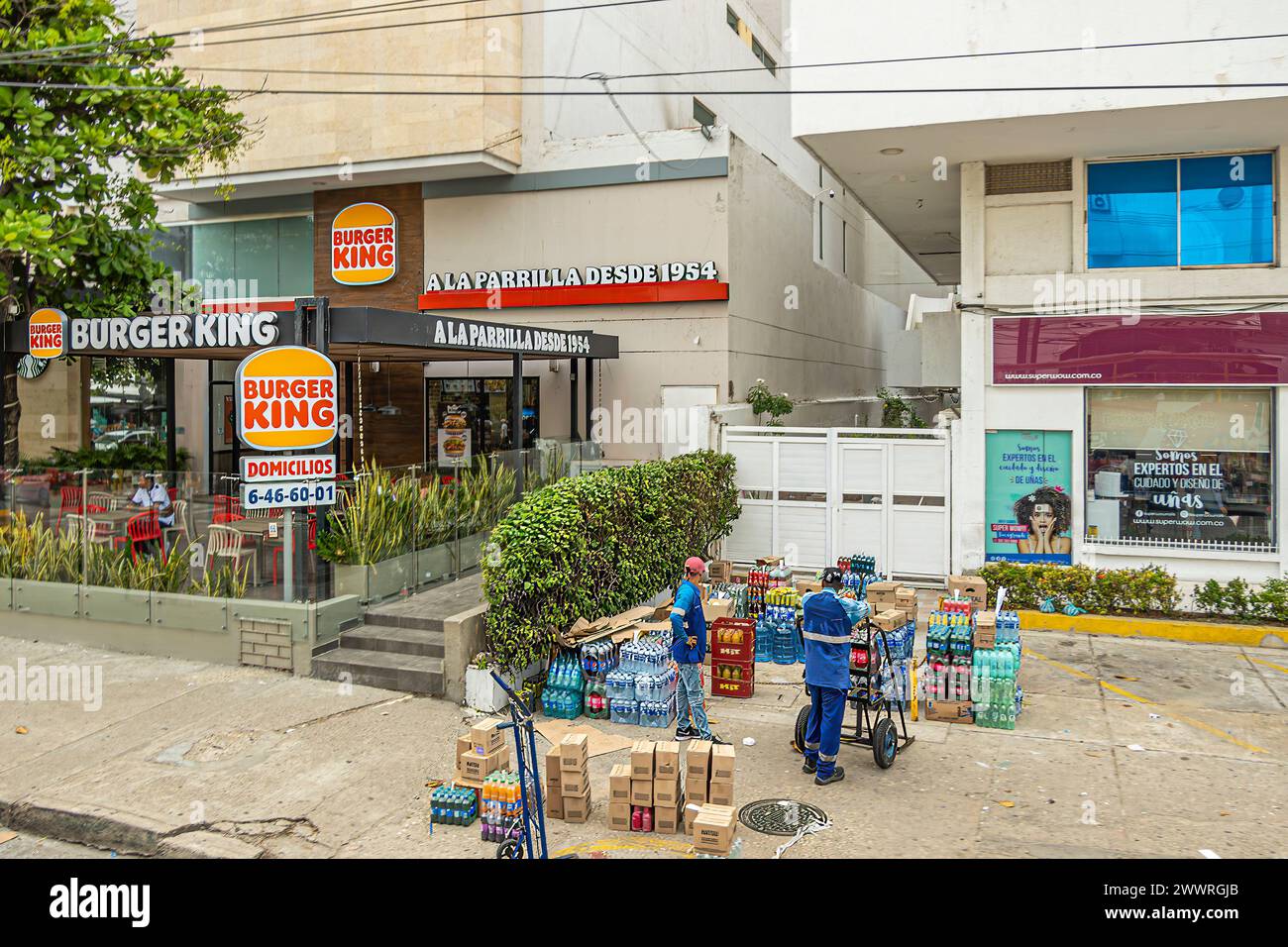 Cartagena, Kolumbien - 25. Juli 2023: Central Bocagrande Carrera 2. Burger King-Fast-Food-Restaurant. 2 Lieferer mit Abholung von Getränkekisten Stockfoto