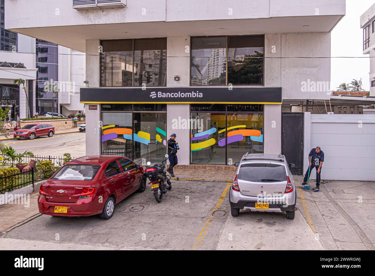 Cartagena, Kolumbien - 25. Juli 2023: Central Bocagrande Carrera 2. Bancolombia Zweig mit Autos und Leuten vor der Ecke mit Calle 6 Stockfoto