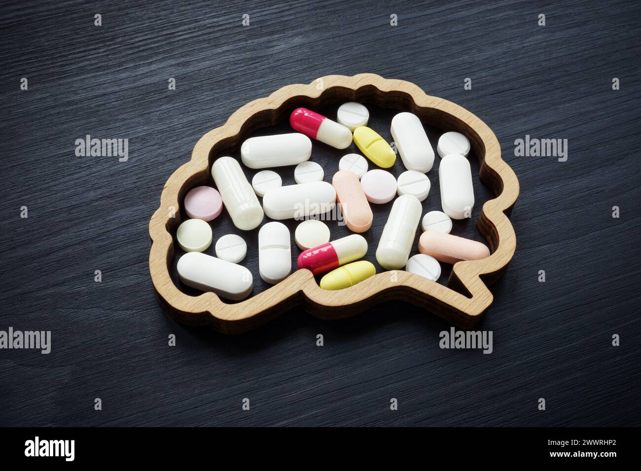 Gehirn voller Pillen. Drogenabhängigkeit, Medikamente gegen Depressionen und psychische Erkrankungen. Stockfoto