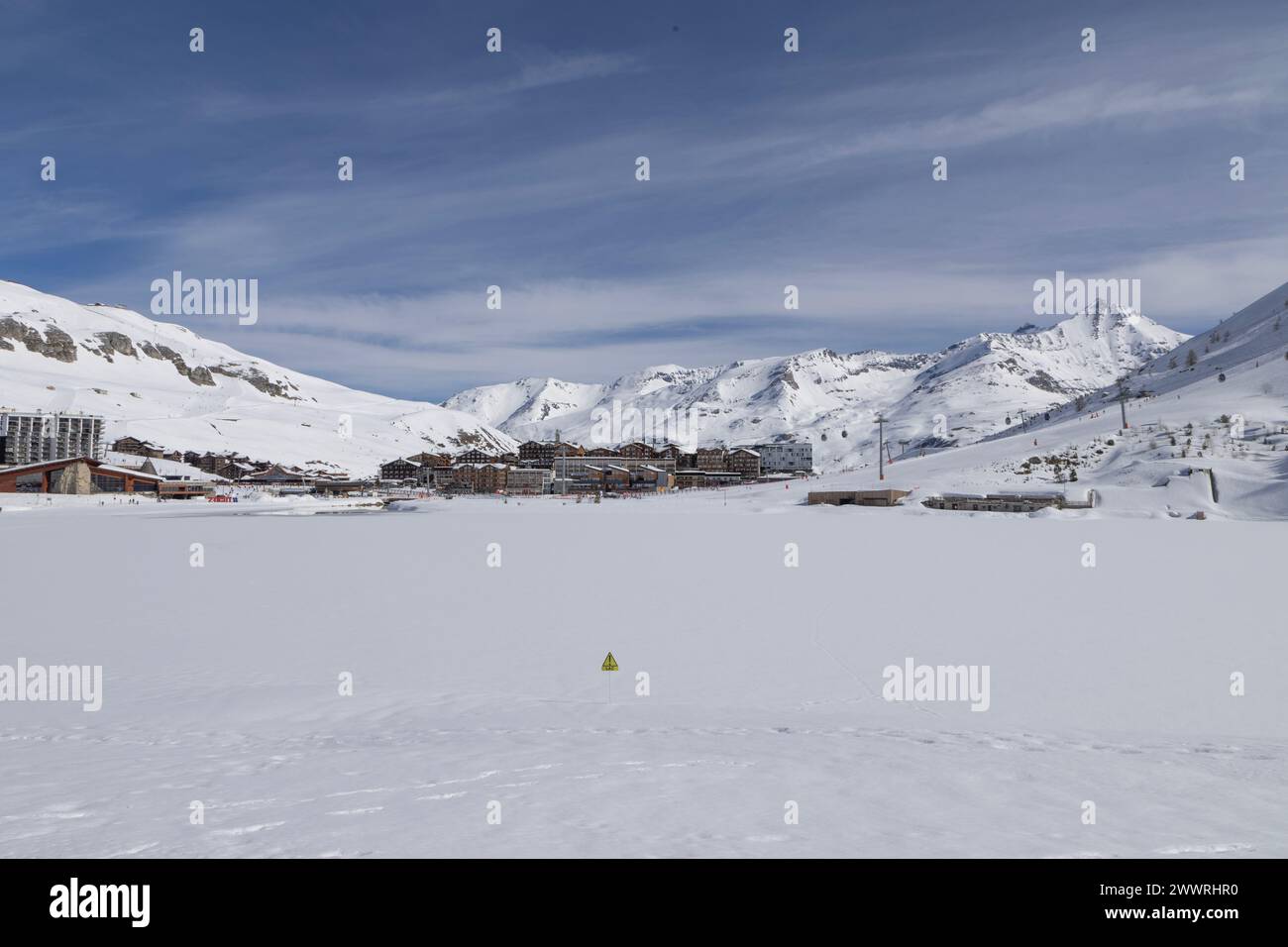 Ein breiter Blick auf das Lac-Viertel von Tignes, ein Skigebiet in den französischen Alpen, am Rande eines natürlichen Sees, der fast das halbe Jahr gefroren bleibt. Stockfoto