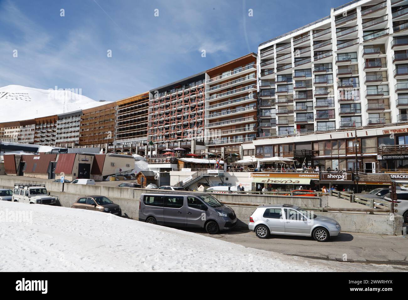 Tignes, die beiden Halbmonde von Apartments und Hotels, die Mitte der 1960er Jahre erbaut wurden, als dieses Skigebiet entstand, bilden das Herz der Gegend, die als Le Lac bekannt ist. Stockfoto