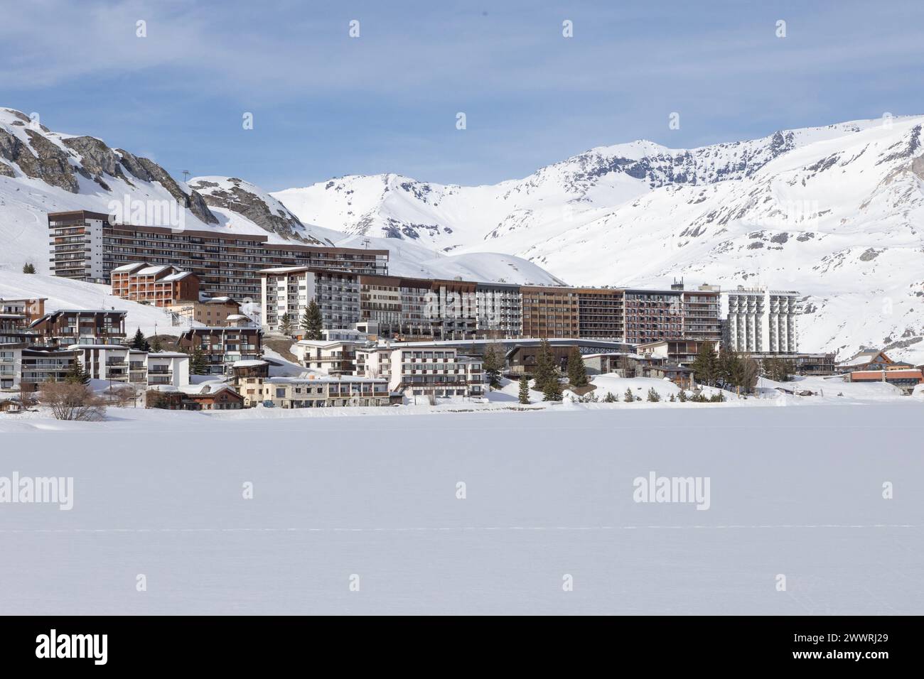 Tignes, die beiden Halbmonde von Apartments und Hotels, die Mitte der 1960er Jahre erbaut wurden, als dieses Skigebiet entstand, bilden das Herz der Gegend, die als Le Lac bekannt ist. Stockfoto