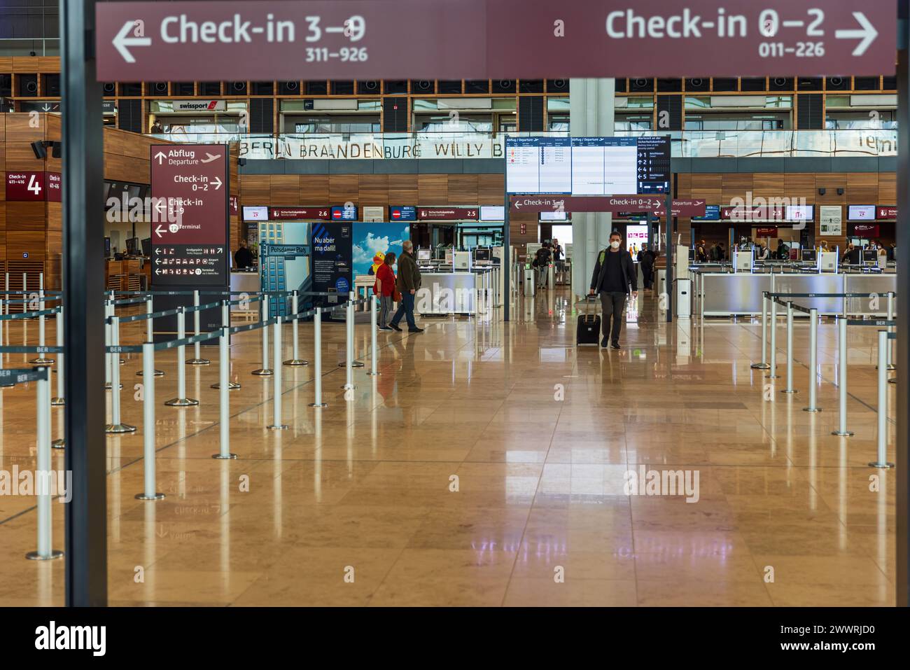 BERLIN, DEUTSCHLAND - 19. MÄRZ 2024: Berlin Brandenburg BER Willy Brandt Airport Terminal 1 in Deutschland. Stockfoto