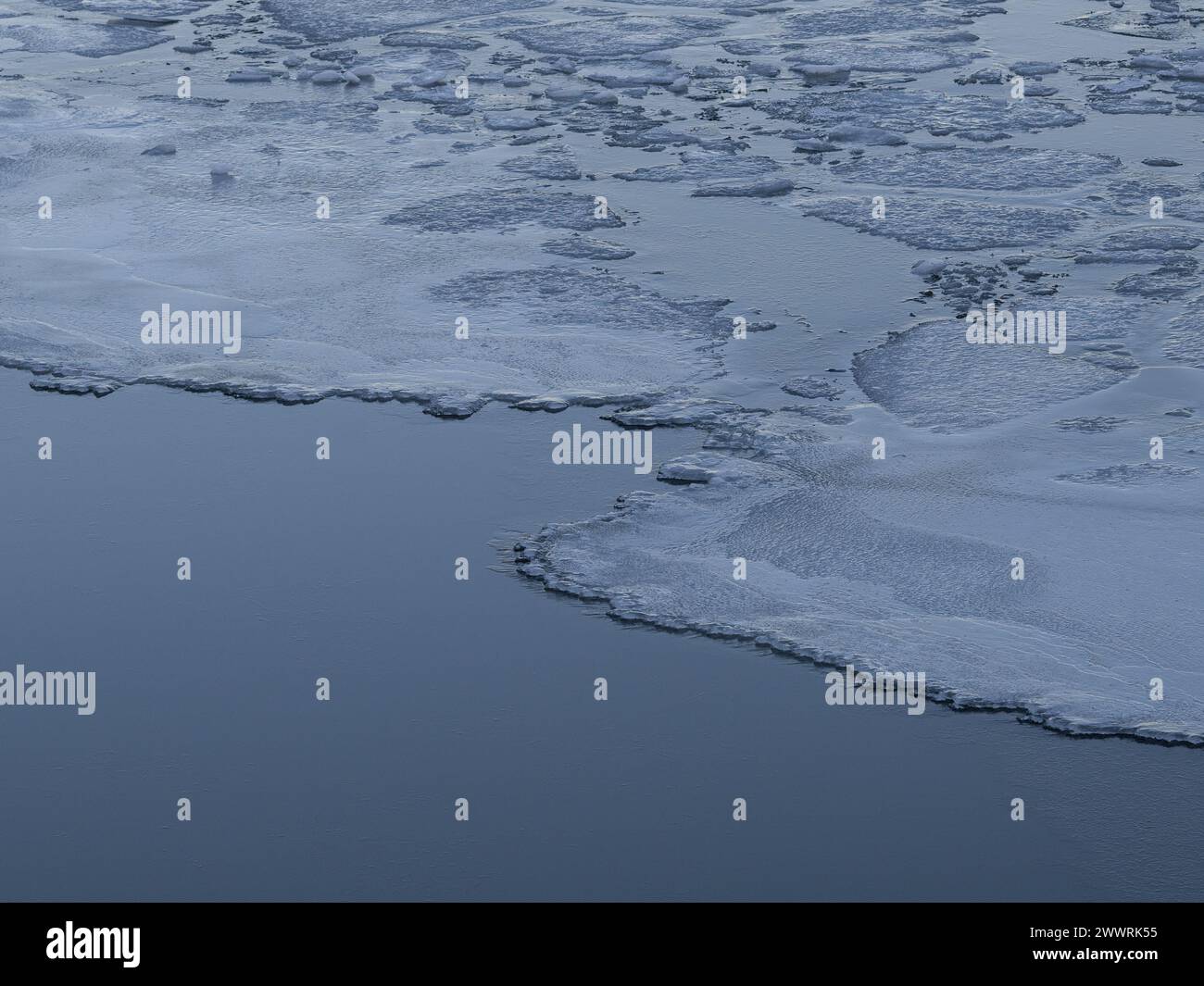 Eisschollen in Küstennähe im Wasser, Winterszene Stockfoto