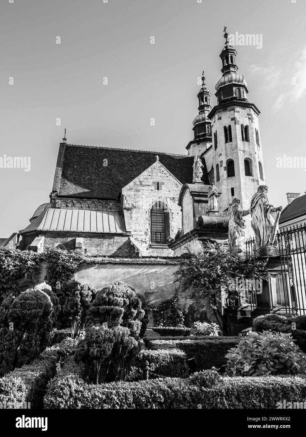 Romanische Kirche St. Andrew in der Altstadt von Krakau, Polen. Schwarzweißbild. Stockfoto