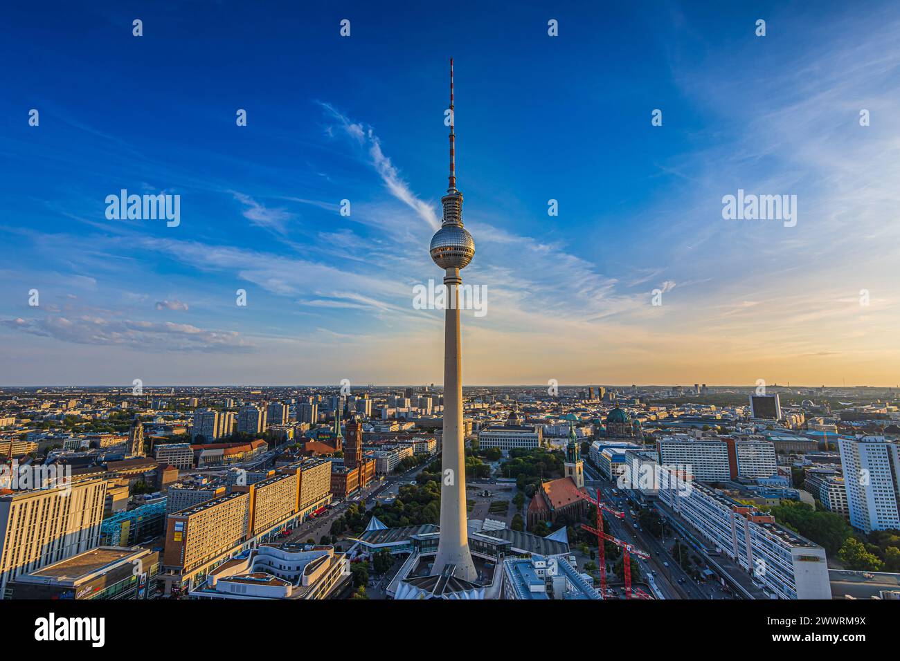 Berliner Skyline im Sommer. Fernsehturm im Zentrum der deutschen Hauptstadt am Abend. Hochhäuser rund um den Alexanderplatz Stockfoto