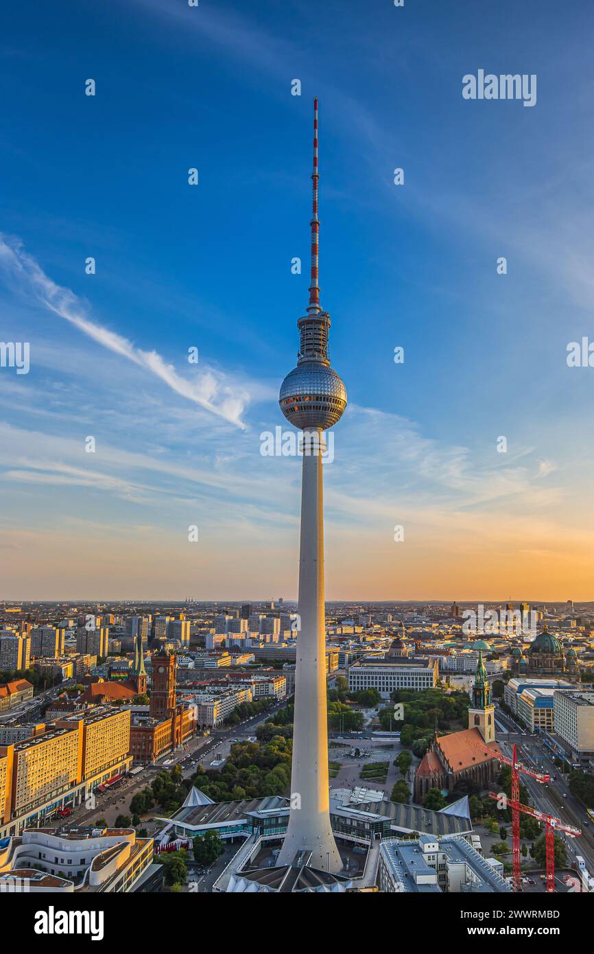 Berliner Skyline mit Wahrzeichen im Sommer. Größter Fernsehturm Europas im Zentrum der deutschen Hauptstadt am Abend. Hochhäuser in der Nähe Stockfoto