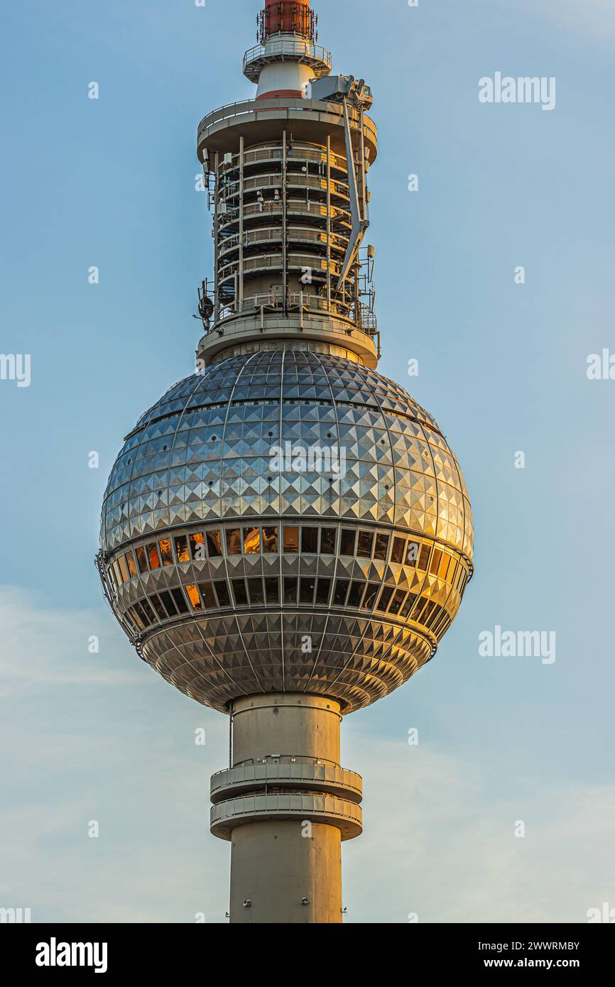 Berliner Fernsehturm im Detail. Sphäre des höchsten Gebäudes der Hauptstadt Deutschlands. Glasfront des Balls vom Fernsehturm am Abend bei Sonnenschein Stockfoto