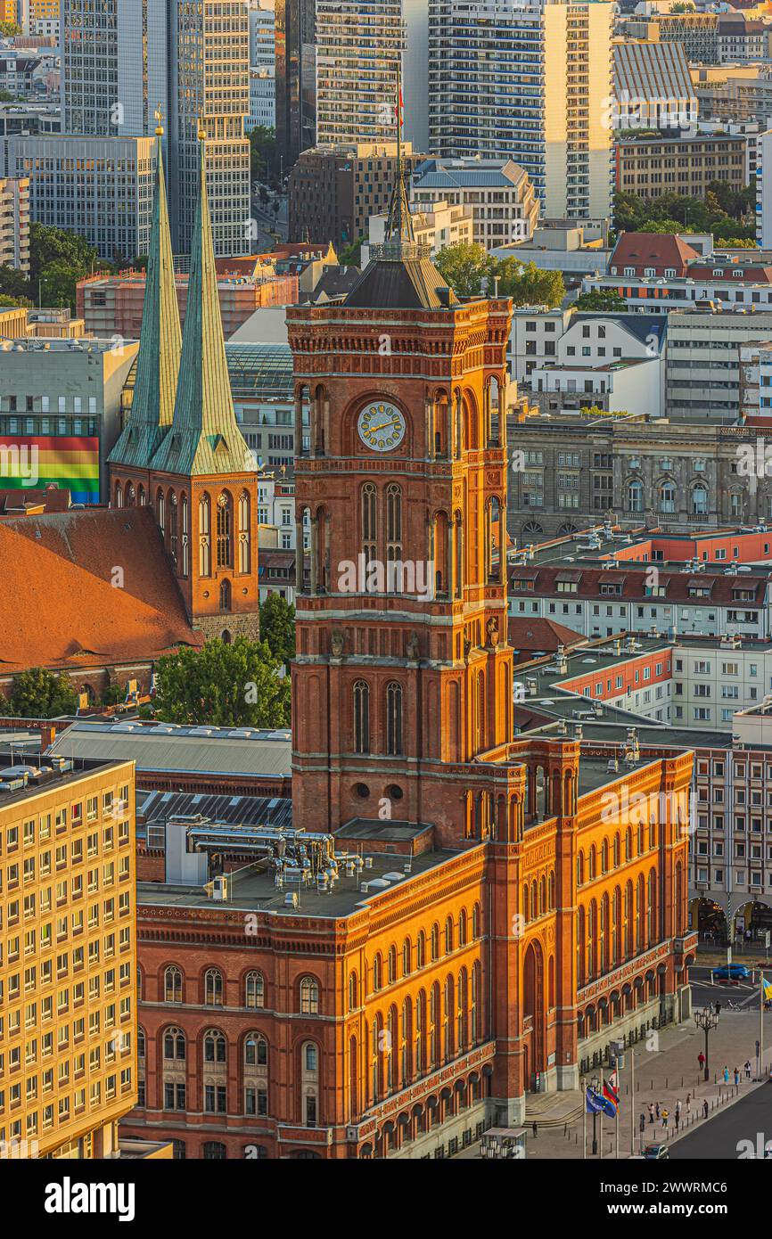 Rotes Rathaus von Berlin mit Glockenturm. Skyline mit Wohn- und Geschäftshäusern entlang der Straße im Zentrum der deutschen Hauptstadt. Stockfoto