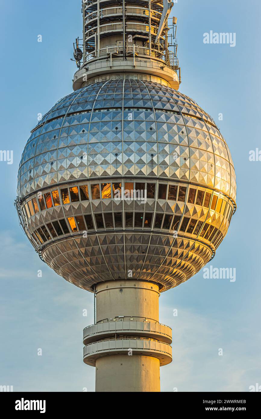 Berliner Fernsehturm in der Abendsonne. Sphäre des höchsten Gebäudes Deutschlands. Wahrzeichen in der Hauptstadt Deutschlands. Reflexionen der Sonne Stockfoto