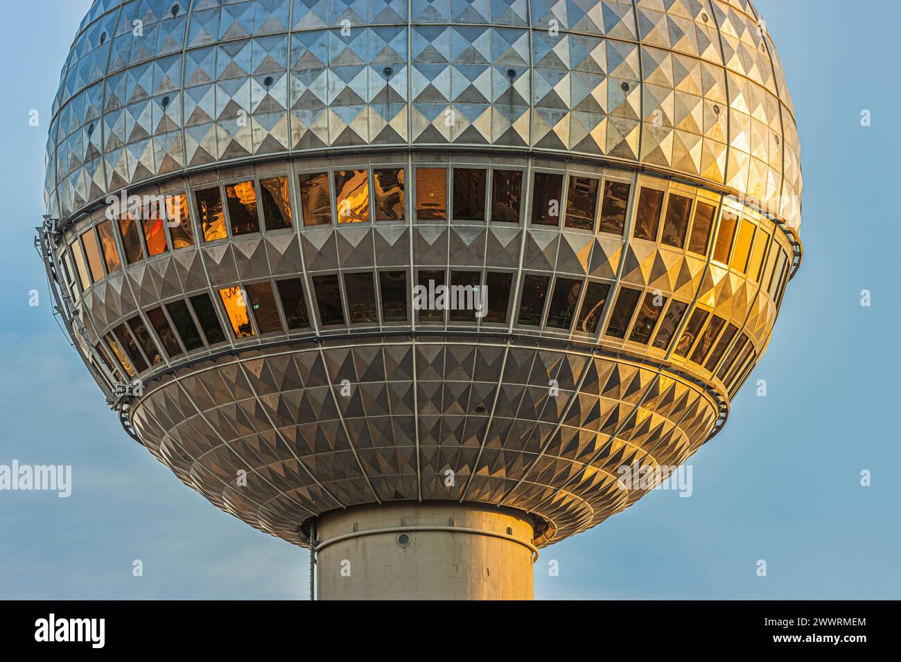 Details aus dem Berliner Fernsehturm. Sphäre des höchsten Gebäudes der Hauptstadt Deutschlands mit Reflexionen an den Fensterscheiben des Glases Stockfoto