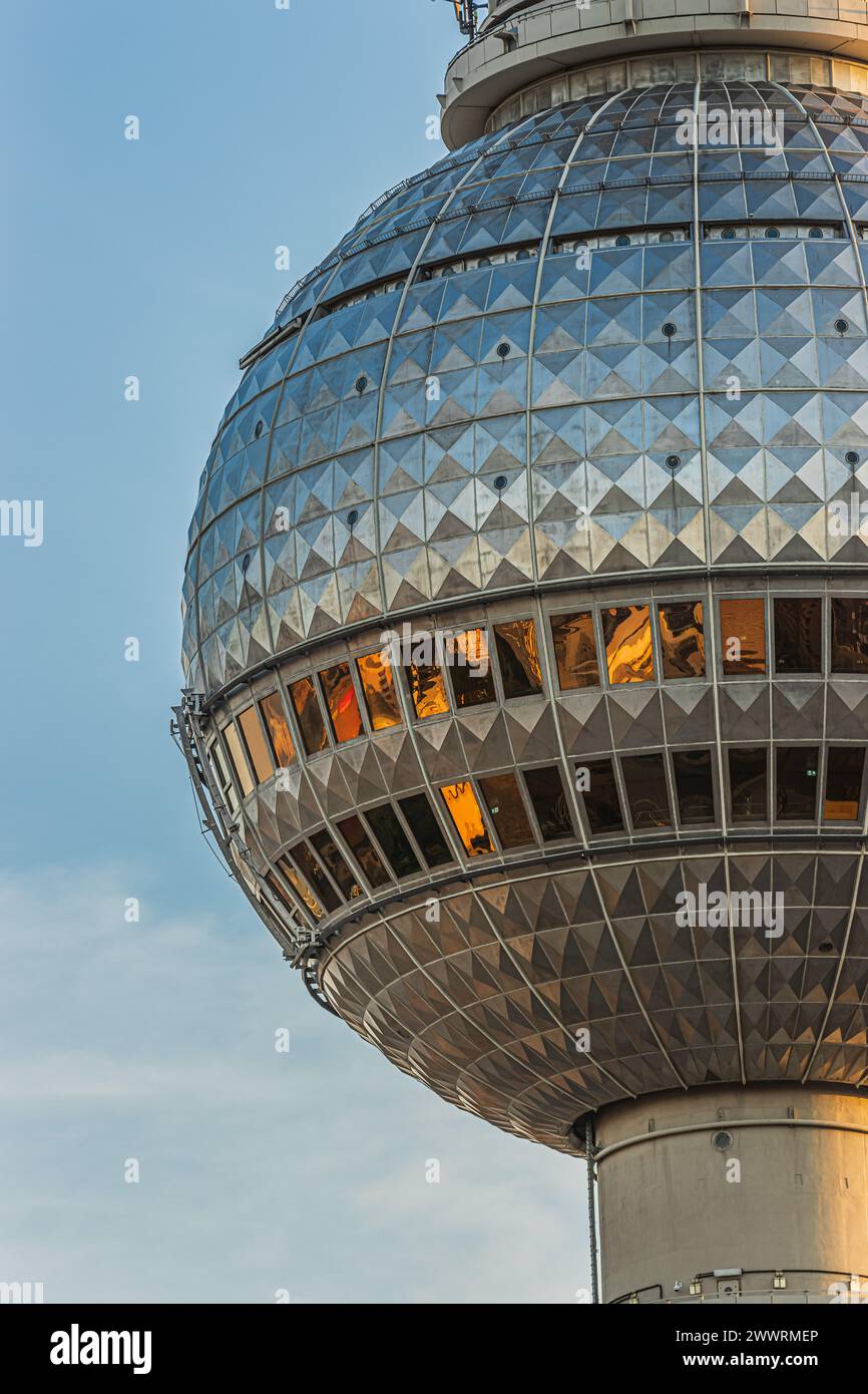 Teildetail der Sphäre des Berliner Fernsehturms in der Abendsonne. Linke Seite der Sphäre des Wahrzeichens in der Hauptstadt Deutschlands. Stockfoto
