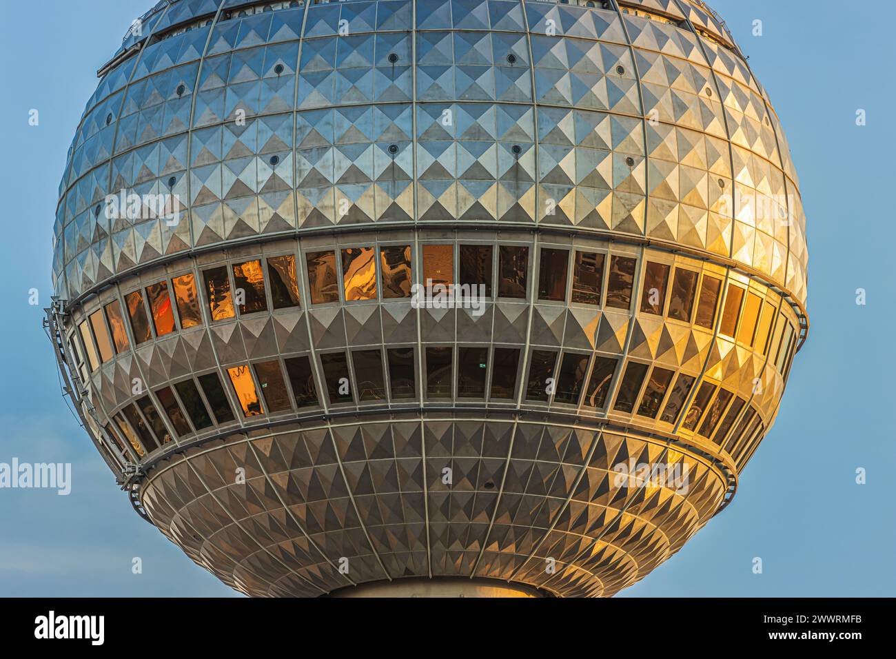 Detail der Sphäre aus dem Berliner Fernsehturm. Teil des höchsten Gebäudes der Hauptstadt Deutschlands mit Reflexionen an den Fensterscheiben Stockfoto