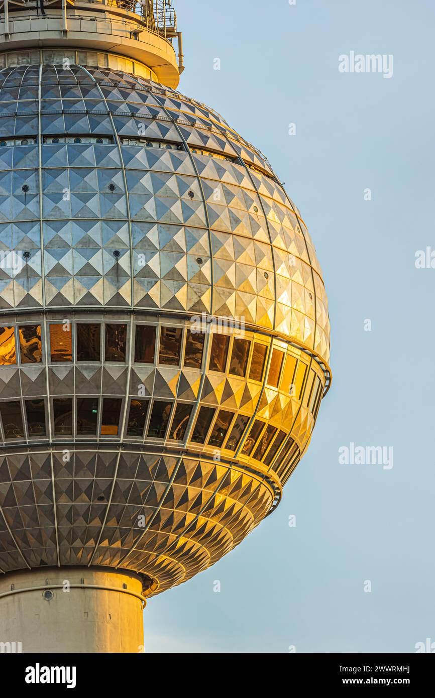 Details zur Sphäre des Berliner Fernsehturms für die Abendsonne mit zwei Reihen Spiegelfenster. Rechte Seite der Kugel des Wahrzeichens Stockfoto
