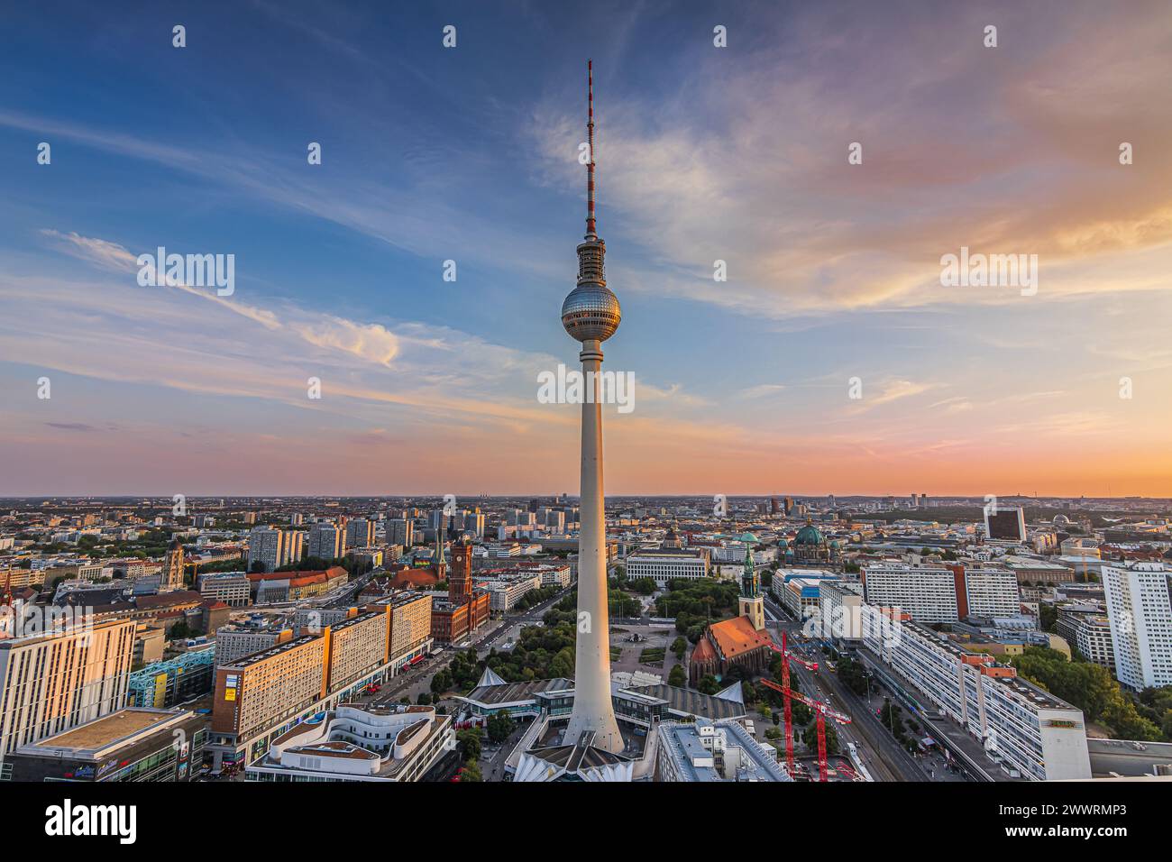Abendliche Atmosphäre in Berlin. Skyline mit dem Fernsehturm in der Hauptstadt Deutschlands bei Sonnenuntergang. Stadtzentrum rund um den Alexanderplatz mit Gebäuden Stockfoto