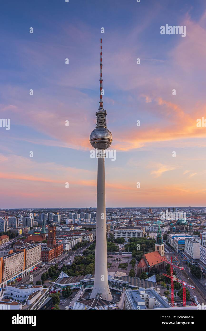 Fernsehturm im Zentrum Berlins. Das höchste Gebäude Deutschlands am Alexanderplatz bei Sonnenuntergang. Skyline der Hauptstadt mit dem Roten Rathaus Stockfoto