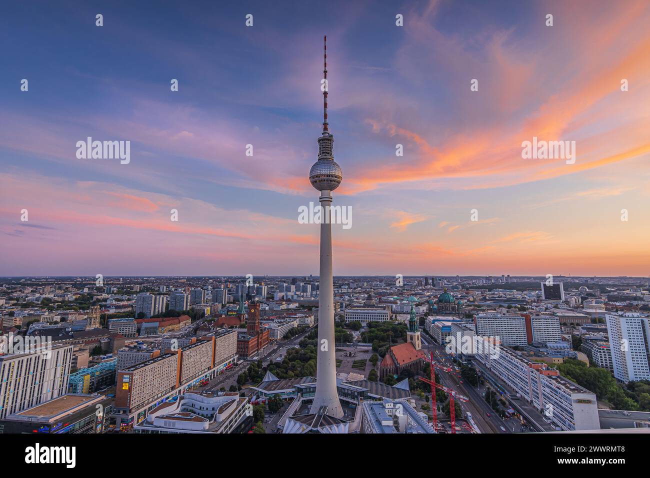 Sonnenuntergang über den Dächern Berlins. Skyline mit Fernsehturm am Abend im Zentrum der deutschen Hauptstadt. Das höchste Gebäude auf Alex Stockfoto