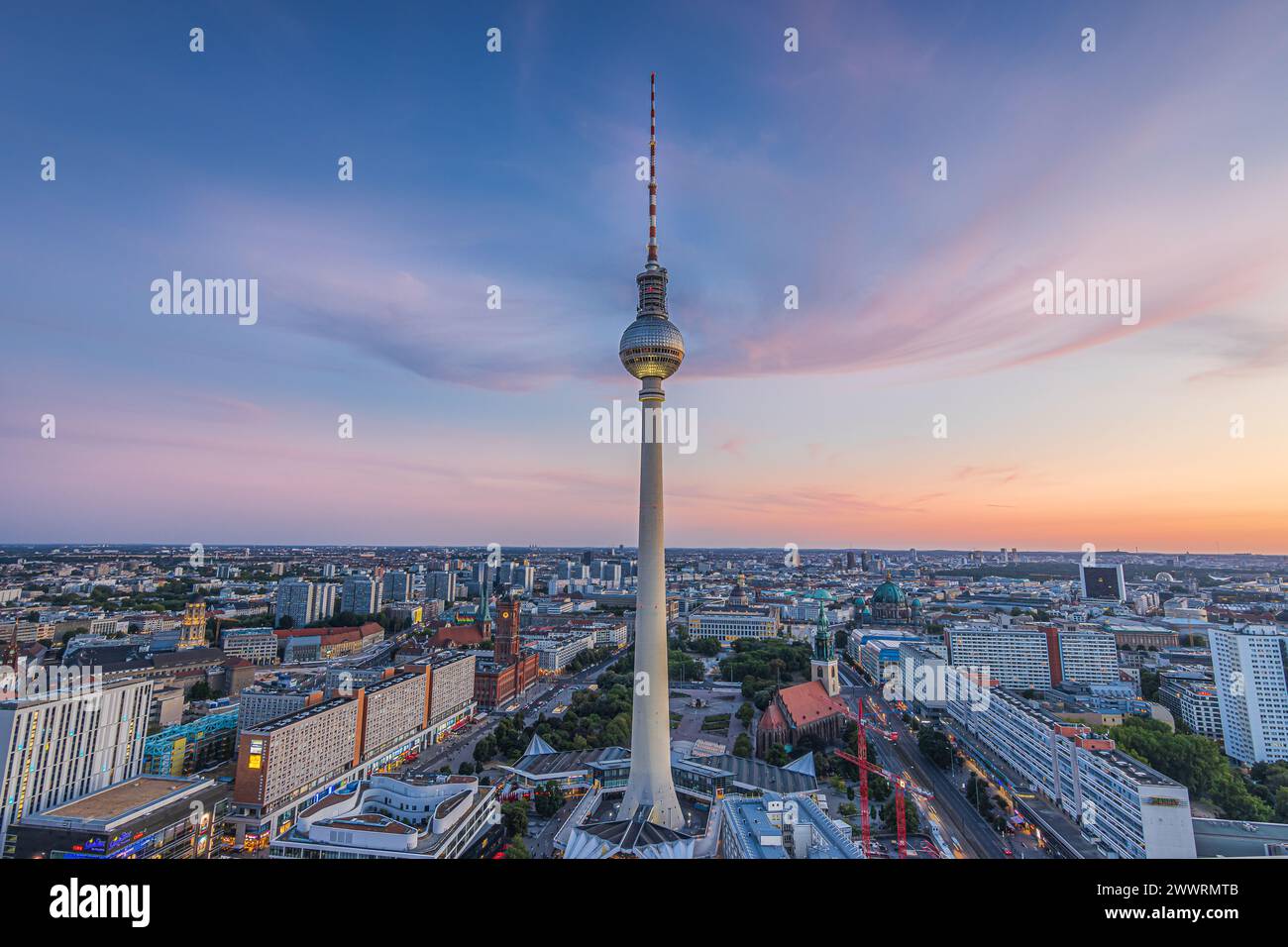 Sonnenuntergang in Berlin mit wenigen Wolken. Skyline der Hauptstadt Deutschlands im Zentrum der Stadt. Blick auf den Fernsehturm am Alexanderplatz Stockfoto