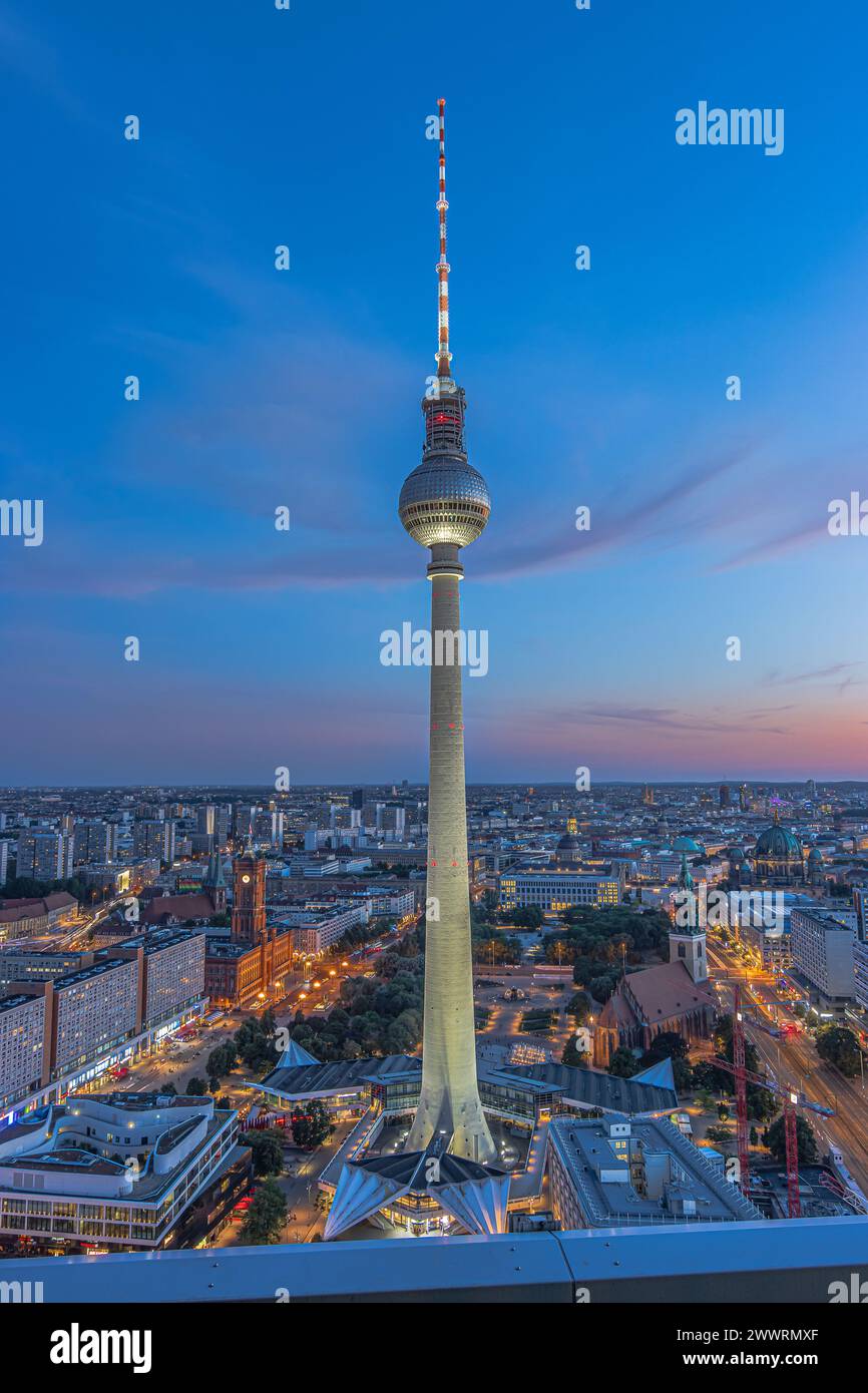 Fernsehturm in der Hauptstadt Deutschlands. Blick vom Hochhaus am Alexanderplatz im Zentrum Berlins. Wahrzeichen der Stadt am Abend zur blauen Stunde Stockfoto