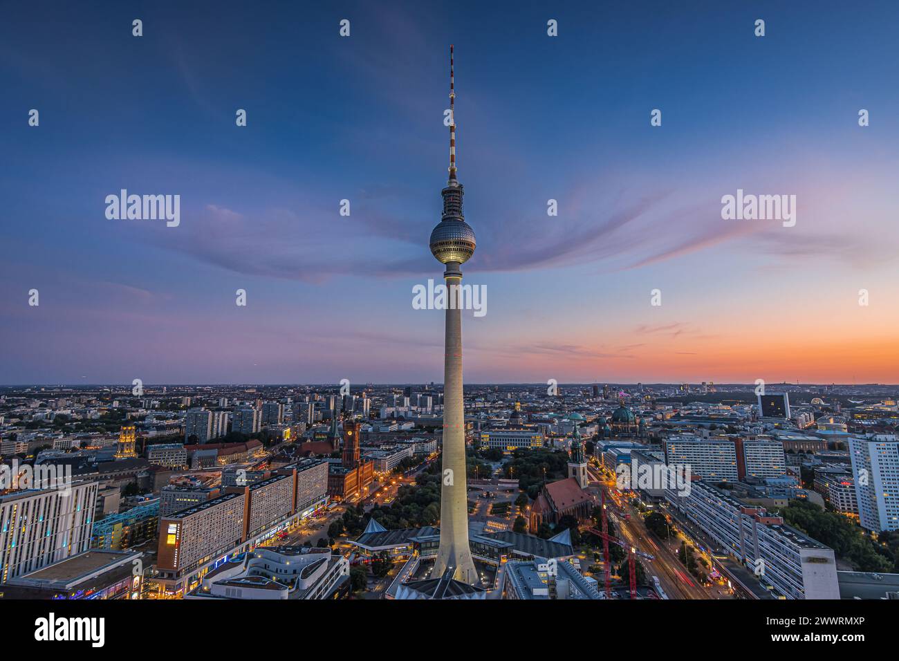 Berliner Skyline am Abend. Zentrum der Hauptstadt Deutschlands mit berühmten Wahrzeichen. Beleuchteter Fernsehturm nach Sonnenuntergang zur blauen Stunde. Beleuchtet Stockfoto