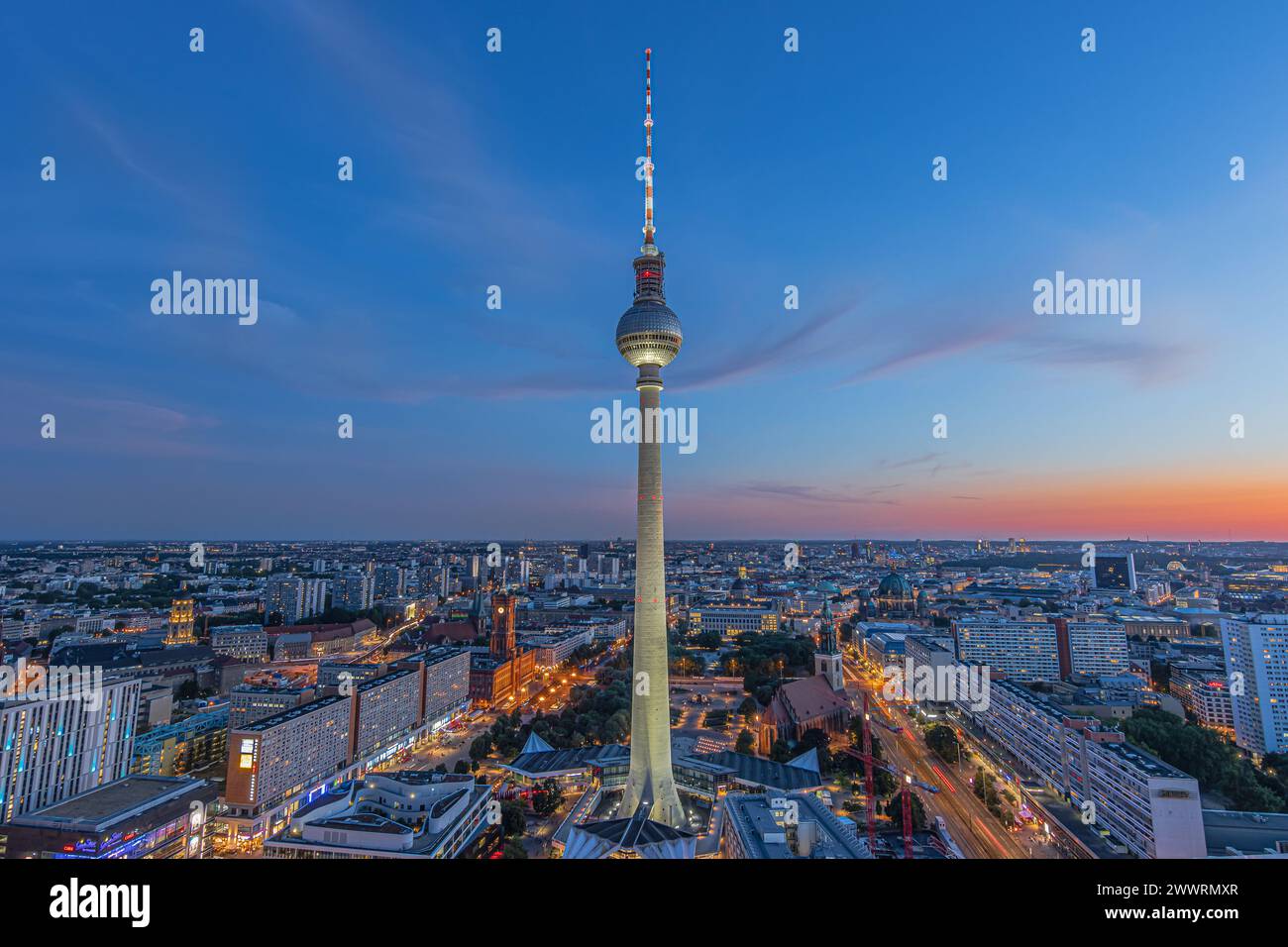 Berliner Skyline am Abend zur blauen Stunde. Fernsehturm am Alexanderplatz im Zentrum der deutschen Hauptstadt. Beleuchtete Gebäude Straßen Stockfoto