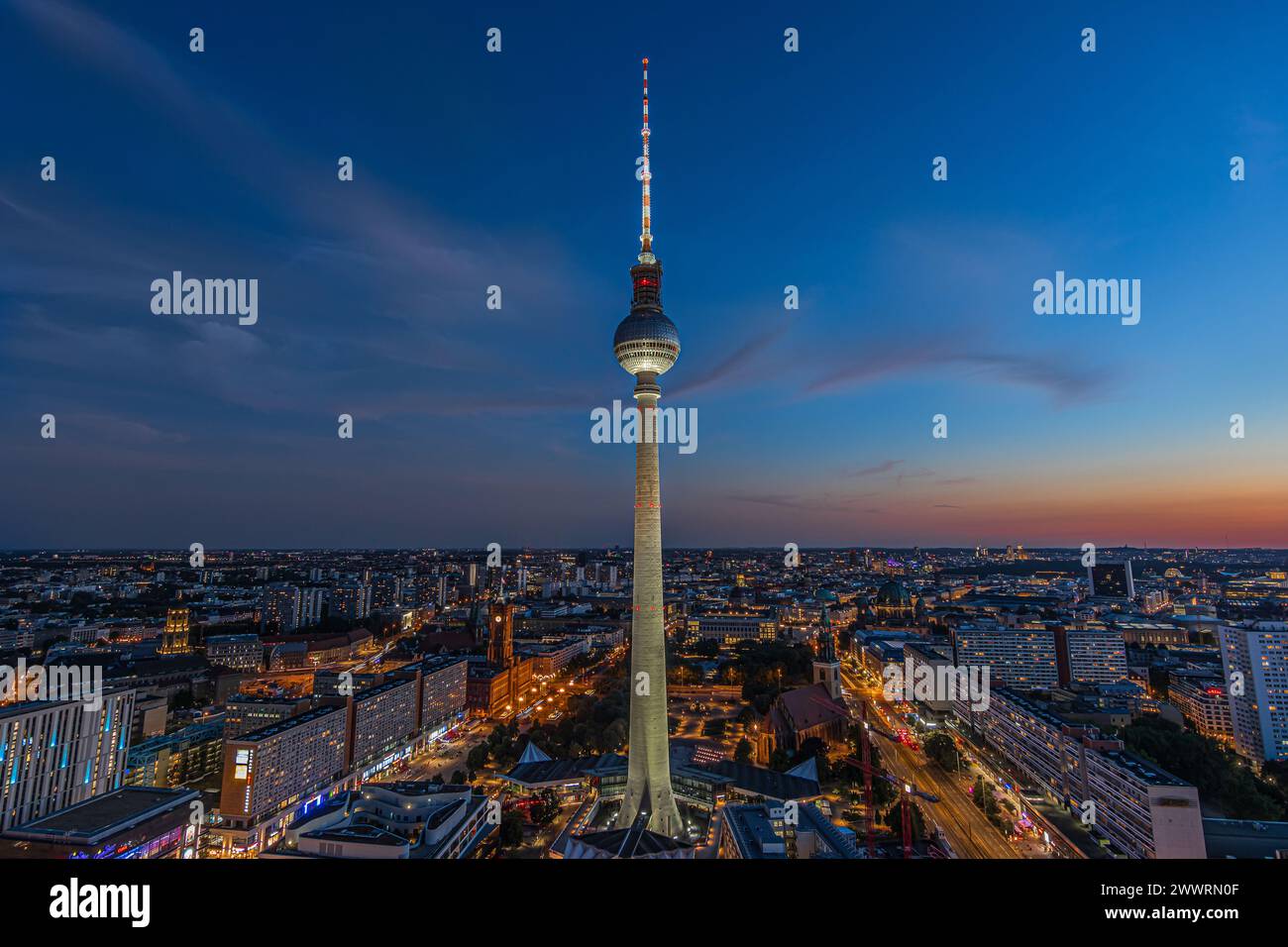 Abendstimmung der Berliner Skyline zur blauen Stunde. Beleuchteter Fernsehturm am Alexanderplatz im Zentrum der deutschen Hauptstadt. Illuminat Stockfoto