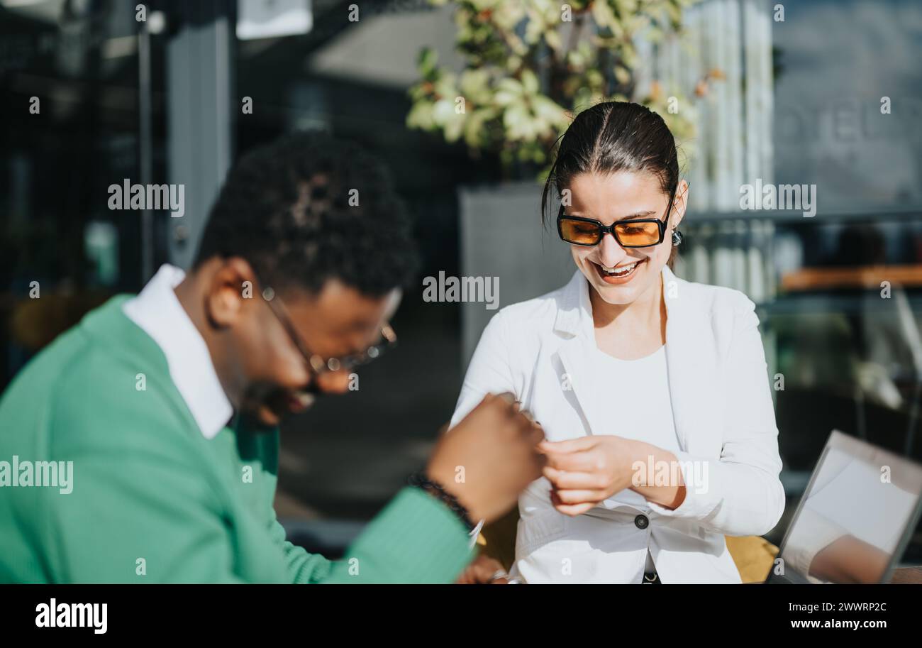 Multikulturelle Geschäftspartner diskutieren Strategien an einer Kaffeebar Stockfoto