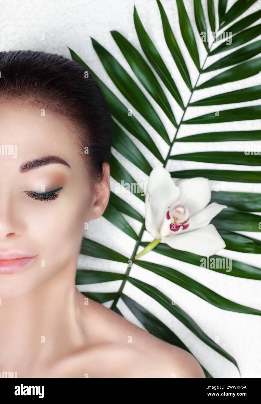 Porträt einer schönen Frau in einem Spa-Salon vor einer Schönheitsbehandlung. Professionelle Hautpflege. Stockfoto