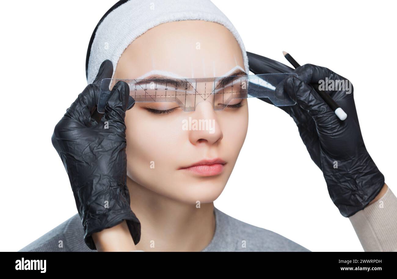 Permanent Make-up für Augenbrauen einer schönen Frau mit dicken Augenbrauen im Schönheitssalon. Nahaufnahme-Kosmetikerin, die Augenbrauen tätowiert. Stockfoto