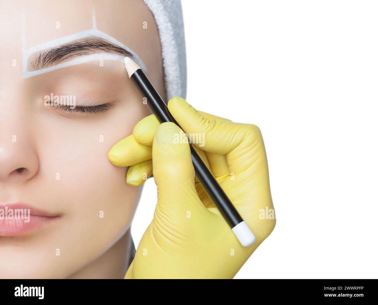 Permanent Make-up für Augenbrauen einer schönen Frau mit dicken Augenbrauen im Schönheitssalon. Nahaufnahme-Kosmetikerin, die Augenbrauen tätowiert. Stockfoto