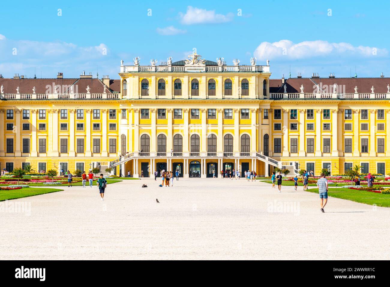 WIEN, ÖSTERREICH - 23. JULI 2019: Schloss Schönbrunn, Deutsch: Schloss Schönbrun, barocke Sommerresidenz der Habsburger Monarchen in Hietzing, Wien Österreich Stockfoto