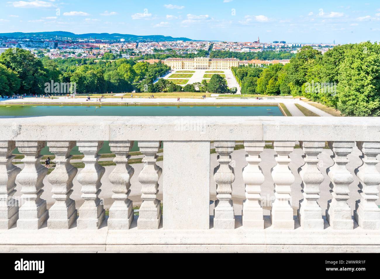 WIEN, ÖSTERREICH - 23. JULI 2019: Schloss Schönbrunn, Deutsch - Schloss Schönbrunn, und großer Parterre - Französischer Garten mit schönen Blumenbeeten. Blick von der Gloriette. Wien, Österreich. Stockfoto
