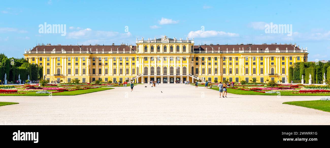 WIEN, ÖSTERREICH - 23. JULI 2019: Schloss Schönbrunn, Deutsch: Schloss Schönbrun, barocke Sommerresidenz der Habsburger Monarchen in Hietzing, Wien Österreich Stockfoto