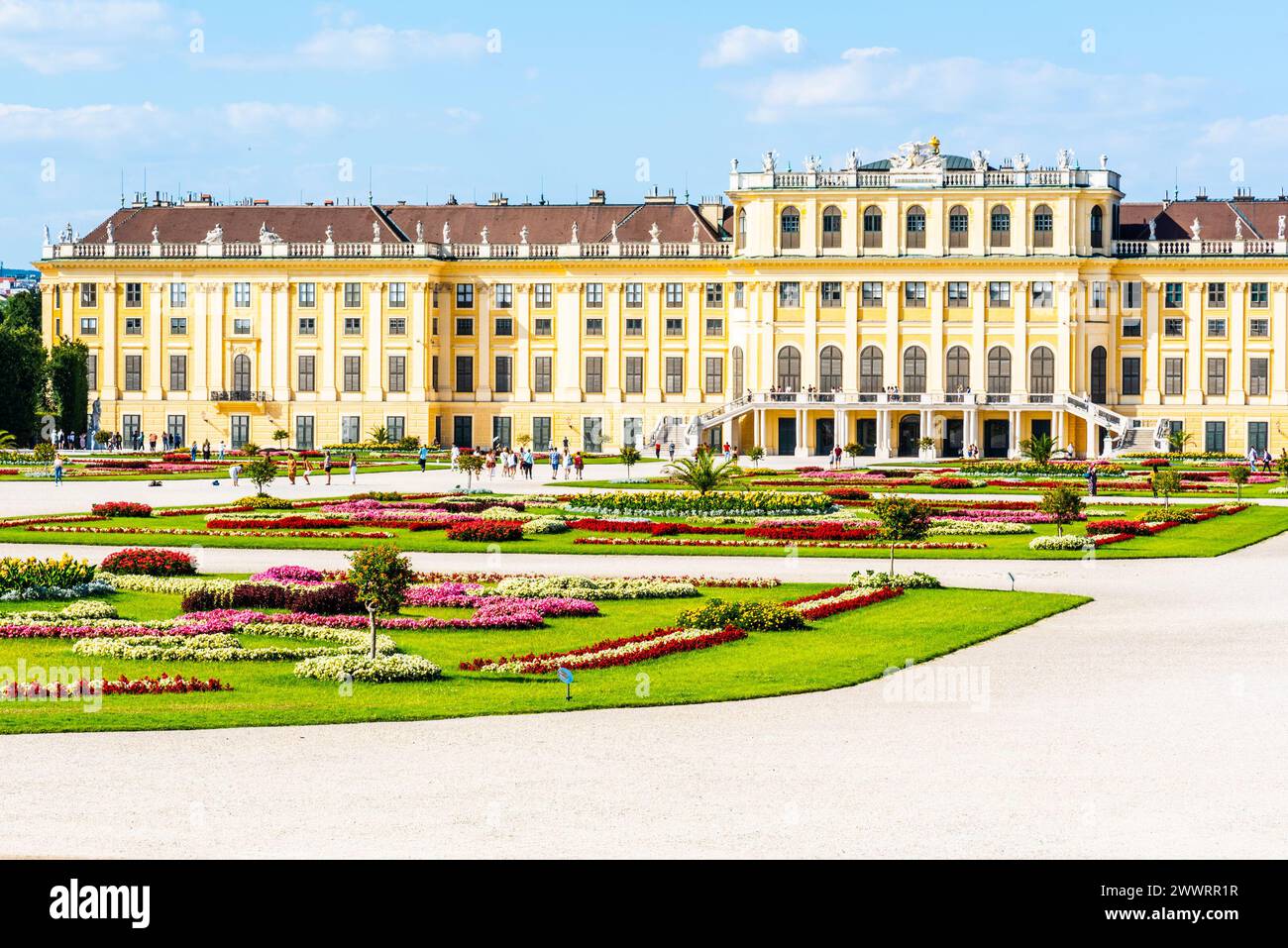 WIEN, ÖSTERREICH - 23. JULI 2019: Schloss Schönbrunn, Deutsch: Schloss Schönbrunn, und großer Parterre - Französischer Garten mit schönen Blumenbeeten, Wien, Österreich Stockfoto