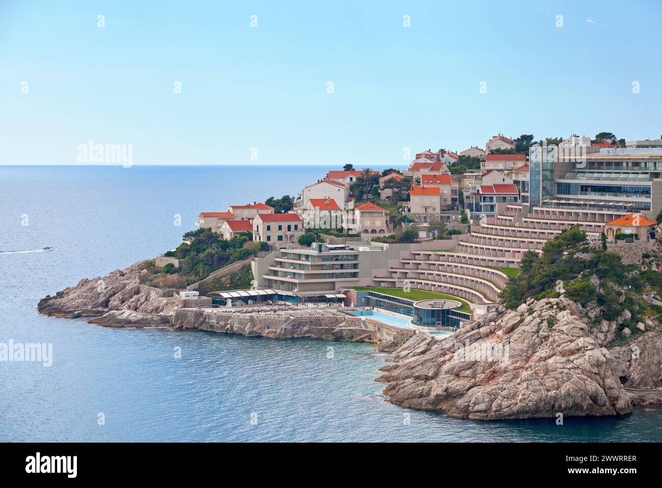 Dubrovnik, Kroatien - 18. April 2019: Das Rixos Libertas Dubrovnik ist ein 5-Sterne-Hotel auf einer Klippe mit Blick auf die Adria. Stockfoto