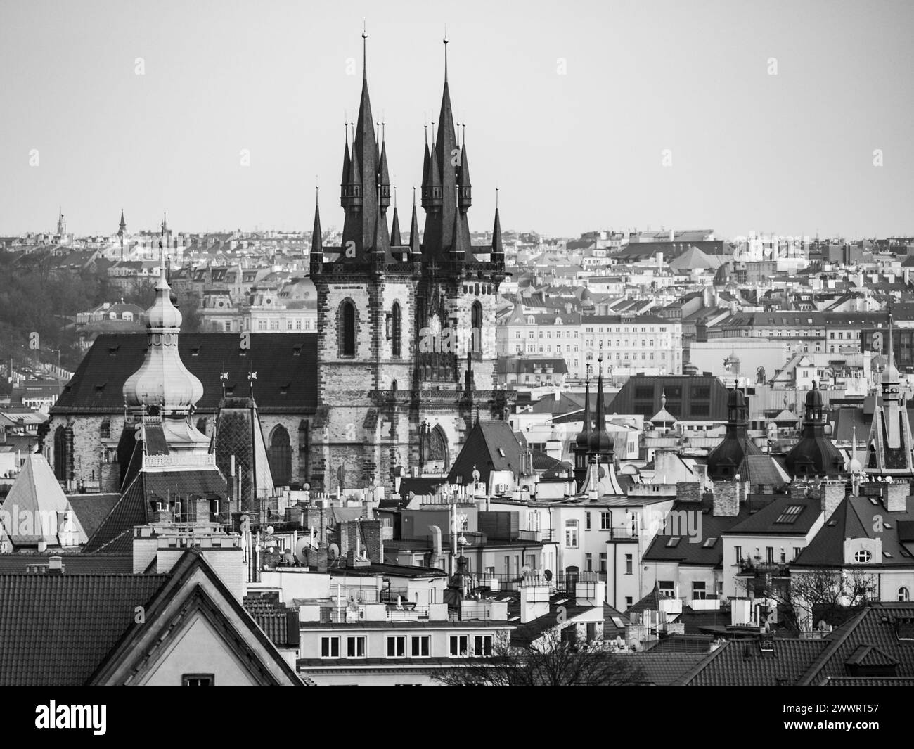 Prager Altstadt mit der Kirche unserer Lieben Frau vor Tyn. Aus der Vogelperspektive vom Letna Park, Tschechische Republik. Schwarzweißbild. Stockfoto