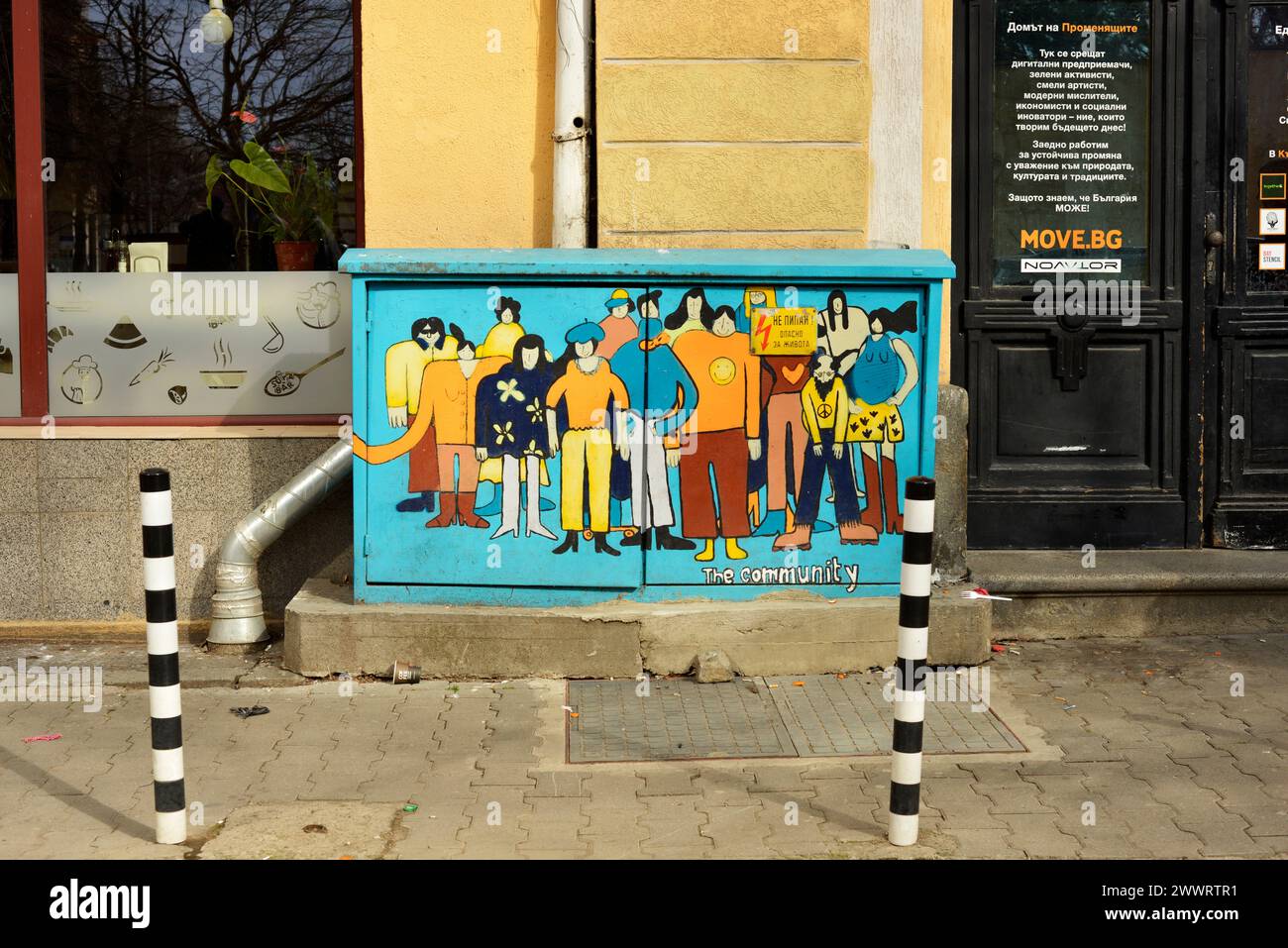 Street Art Graffiti farbenfrohes Gemälde von Menschen mit Text die Gemeinschaft auf Straßenschaltschrank in Sofia, Bulgarien, Osteuropa, Balkan, EU Stockfoto