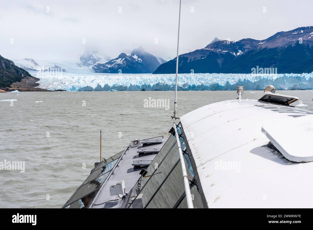 Eine Bootsfahrt zum Perito Moreno Gletscher, Los Glaciares Nationalpark, Santa Cruz Provinz, Patagonien, Argentinien. Stockfoto