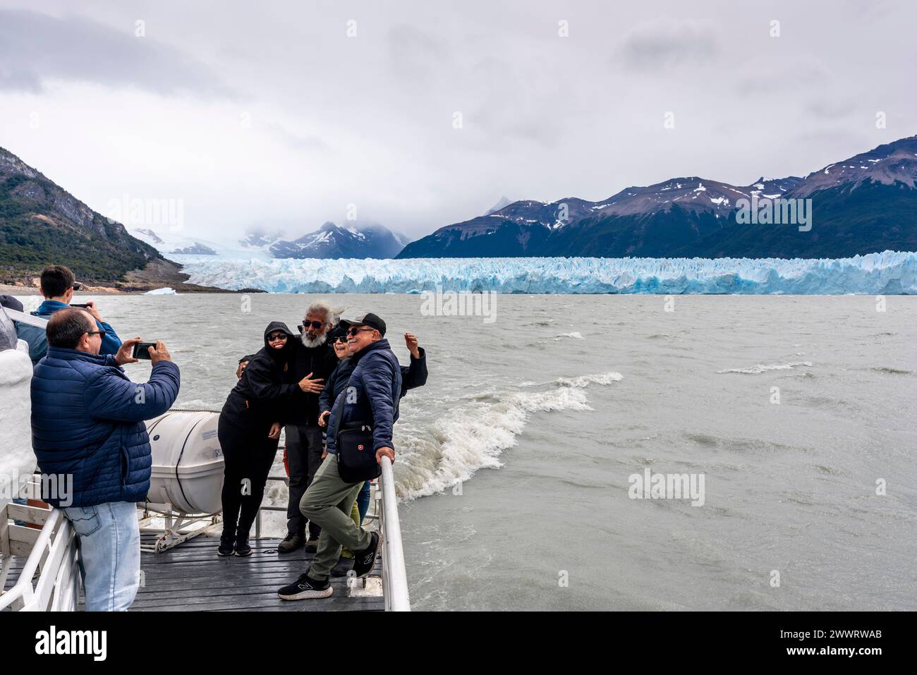 Touristen auf Einer Bootstour auf dem Perito Moreno Gletscher, Los Glaciares Nationalpark, Santa Cruz Provinz, Patagonien, Argentinien. Stockfoto