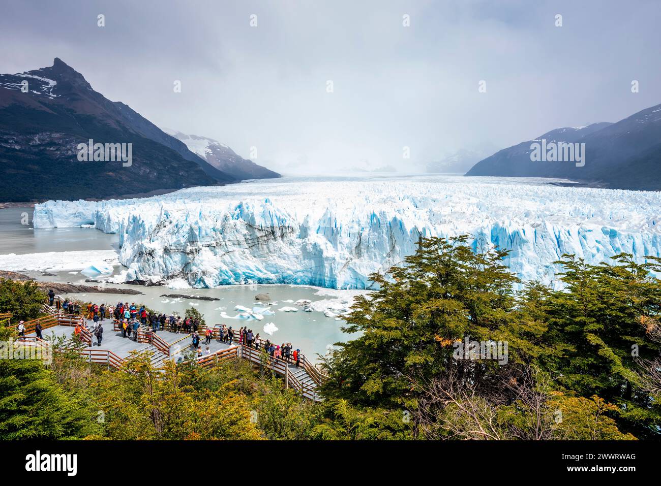 Touristen, die den Perito Moreno Gletscher von Einem Aussichtbalkon aus betrachten, Los Glaciares Nationalpark, Provinz Santa Cruz, Patagonien, Argentinien. Stockfoto