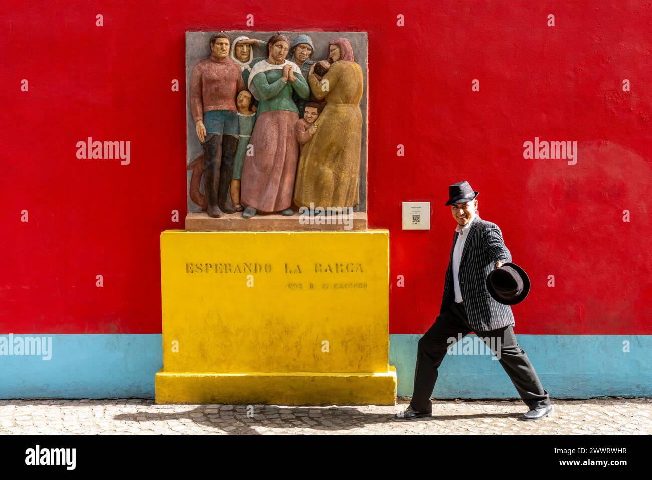 Ein Tangotänzer posiert für Fotos im farbenfrohen Viertel La Boca, Buenos Aires, Argentinien. Stockfoto