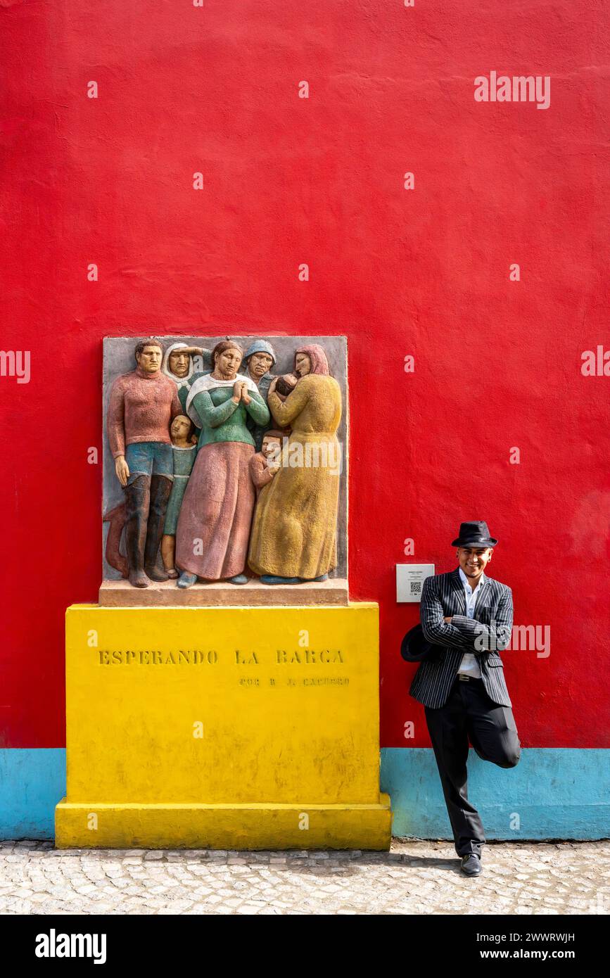 Ein Tangotänzer posiert für Fotos im farbenfrohen Viertel La Boca, Buenos Aires, Argentinien. Stockfoto