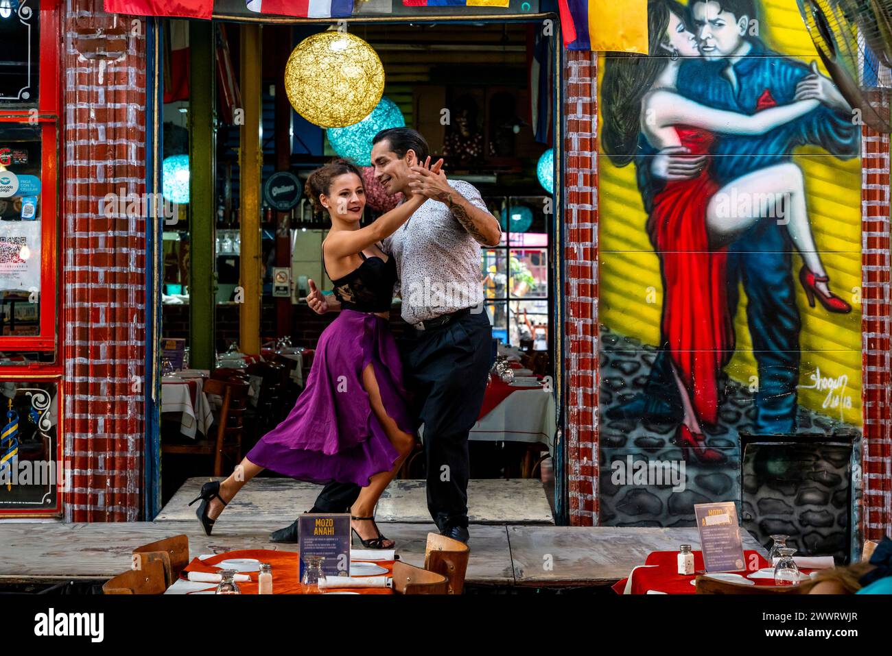 Tangotänzer auf Einer Restaurant Terrace, La Boca District, Buenos Aires, Argentinien. Stockfoto