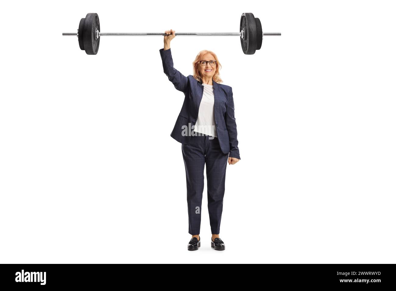 Porträt einer starken Geschäftsfrau, die Gewichte auf weißem Hintergrund hebt Stockfoto