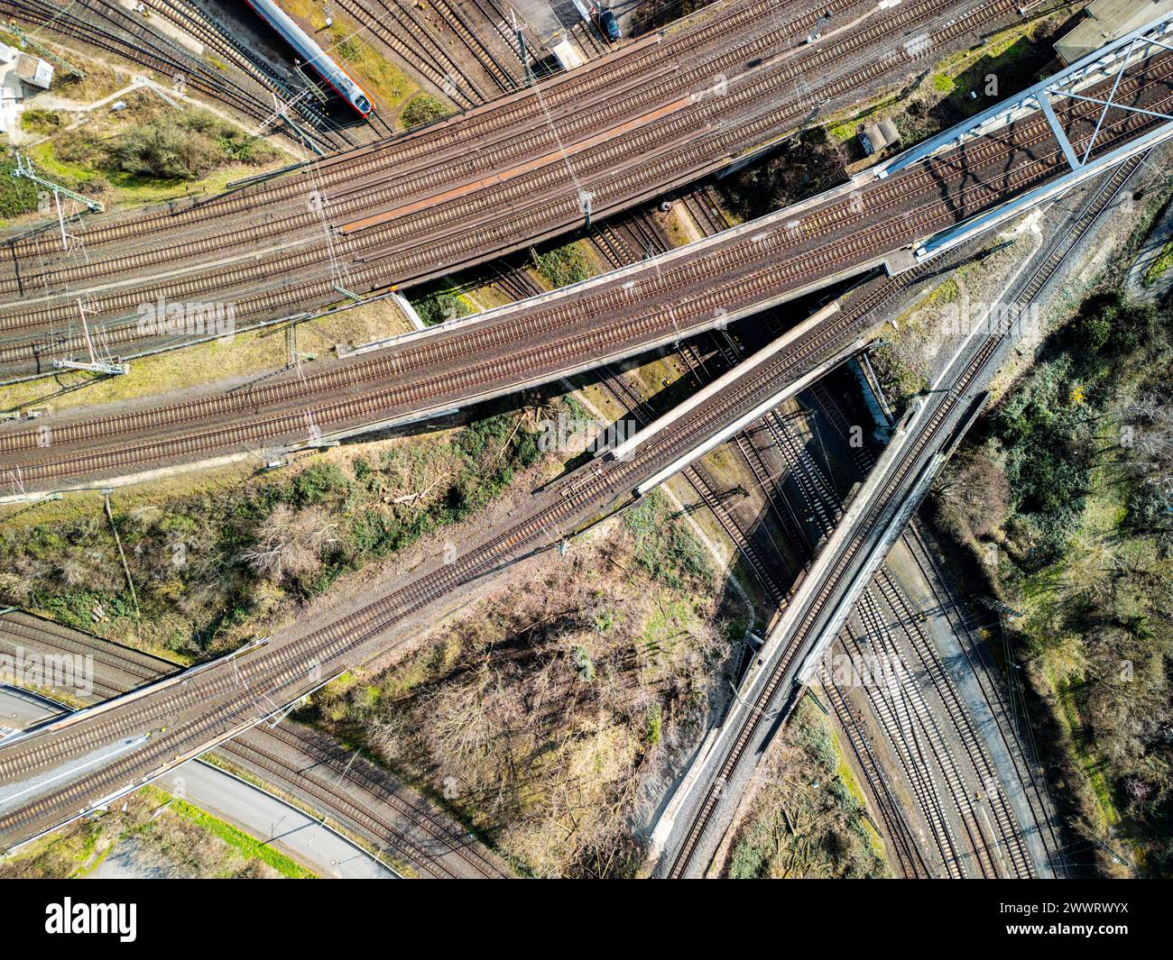 Die zahlreichen Bahngleise waren eng aufeinander ausgerichtet: Frankfurt Stockfoto