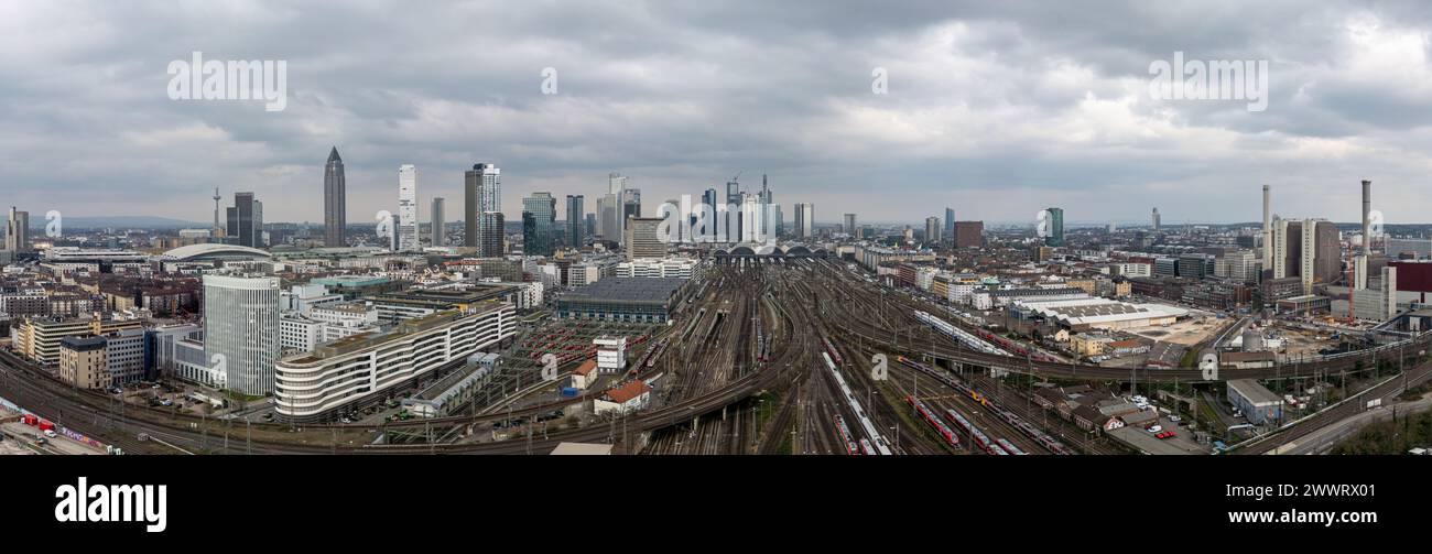 Ein Bahnhof mit mehreren Zügen und urbaner Skyline: Frankfurt Hauptbahnhof, Deutschland Stockfoto