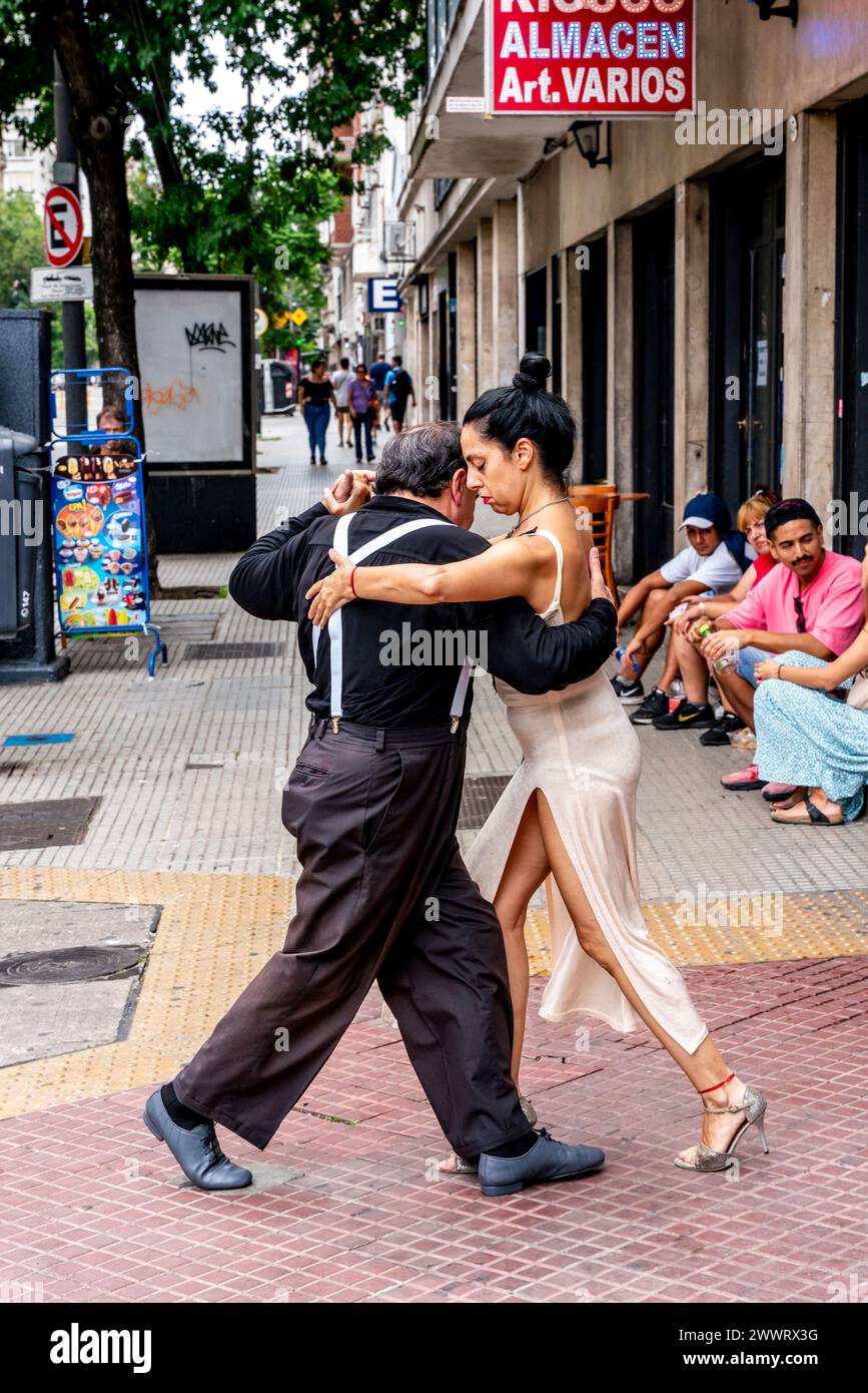 Zwei Senior Tangotänzer Tanzen In Der Straße, San Telmo District, Buenos Aires, Argentinien. Stockfoto