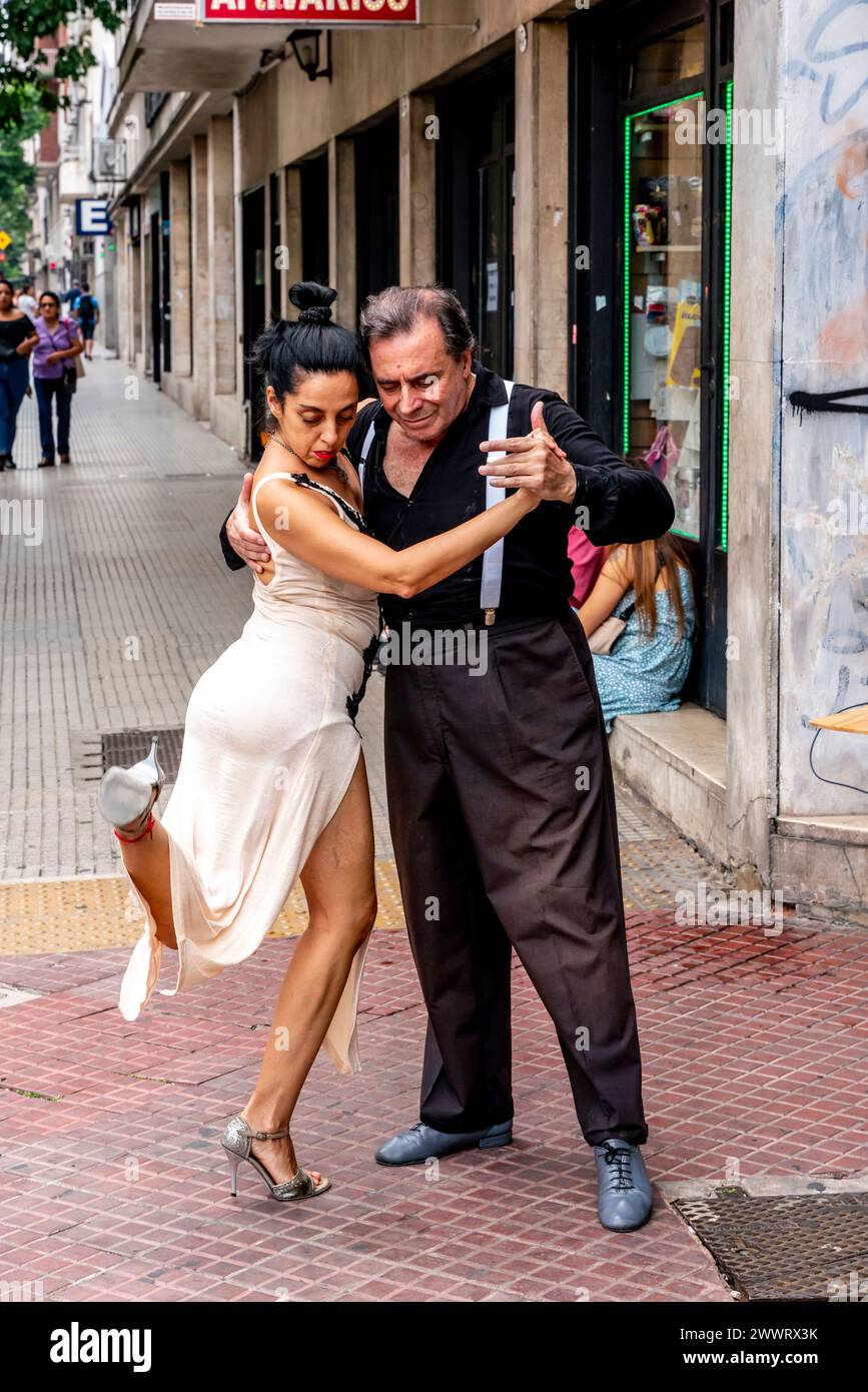 Zwei Senior Tangotänzer Tanzen In Der Straße, San Telmo District, Buenos Aires, Argentinien. Stockfoto